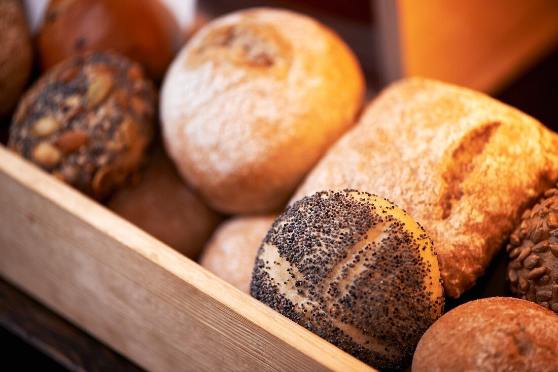 Verschiedene Brötchen in Verkaufsregal