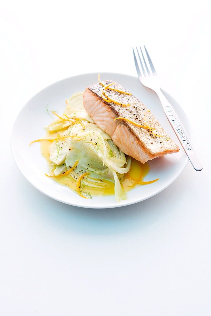 Gebratener Lachs auf Fenchel und Orangen