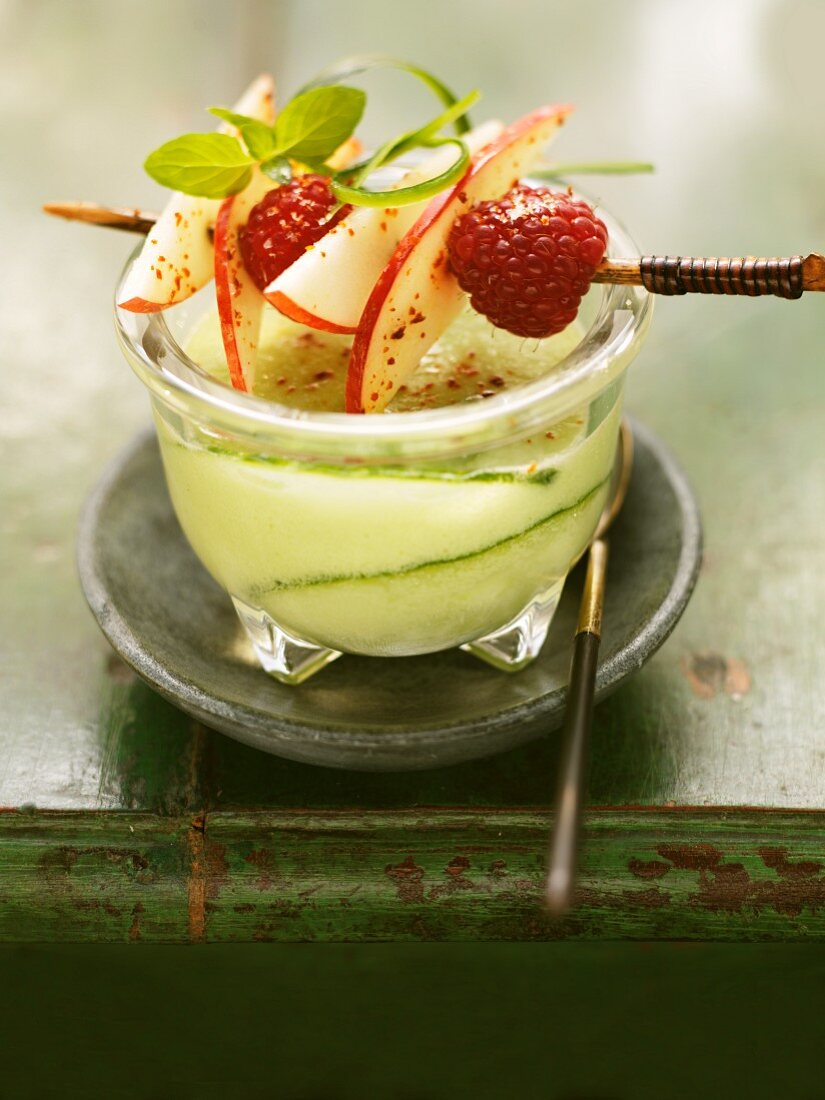 Geeiste Gurkensuppe mit Apfel, Himbeeren und frischer Minze