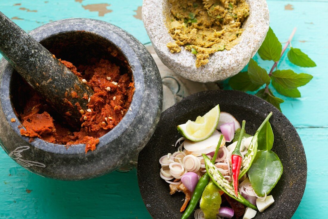 An arrangement of Thai spices with red and green curry paste