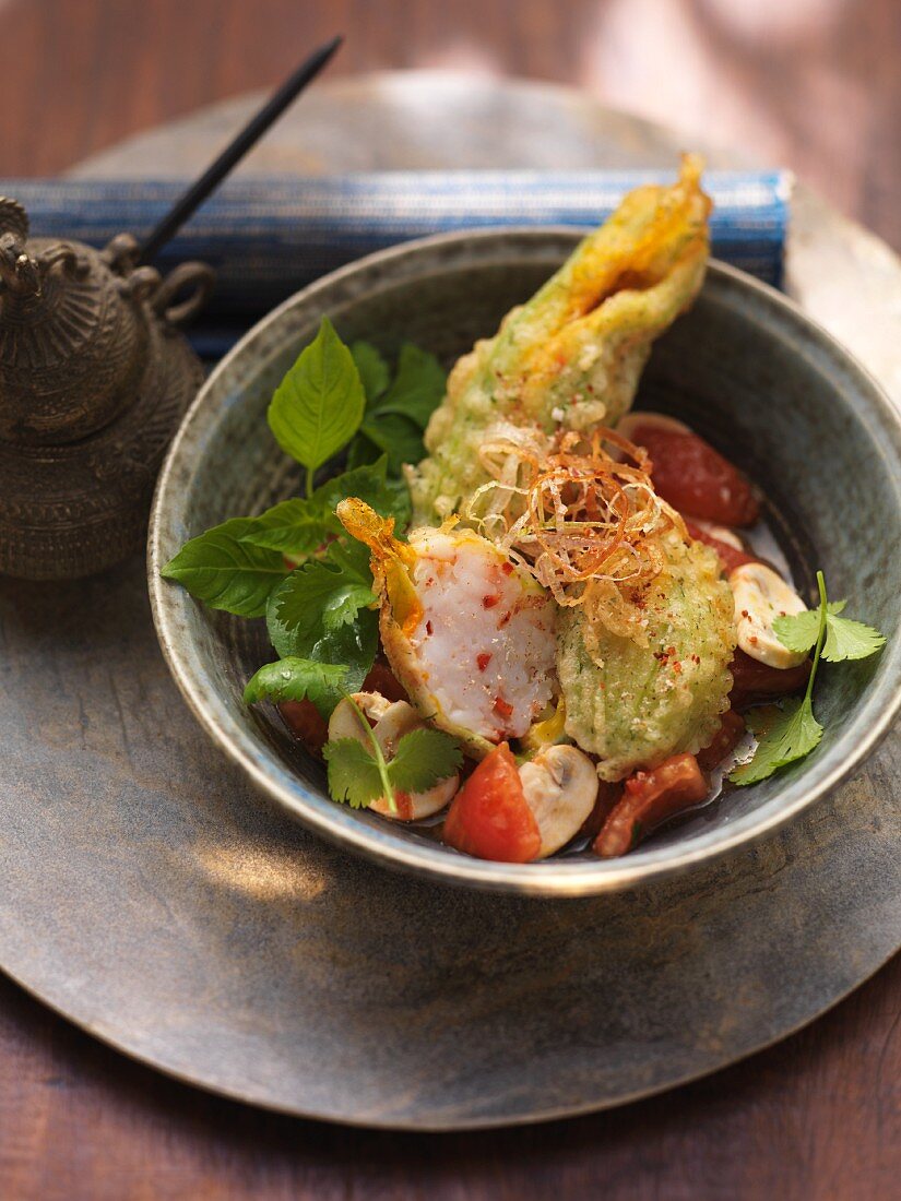 Zucchiniblüte mit Garnelen-Jakobsmuschel-Füllung in Kräuter-Tempura