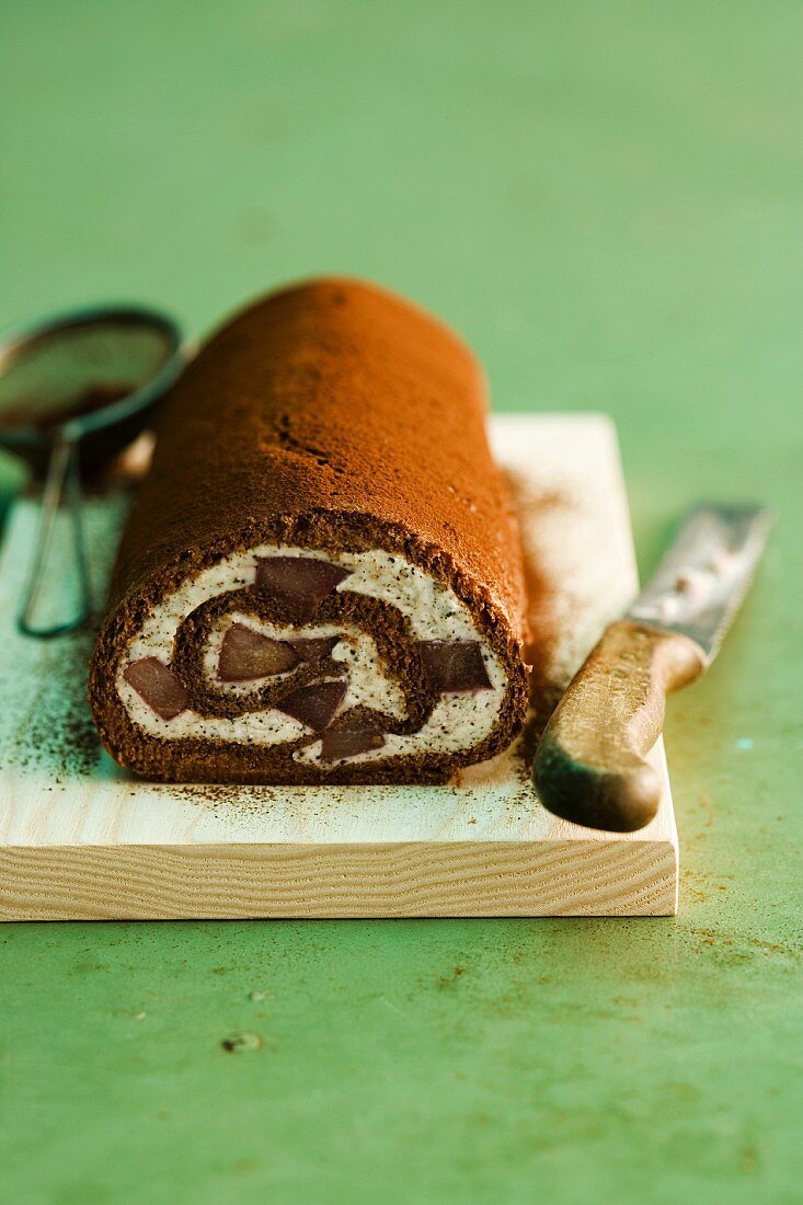 Schokobiskuitrolle mit Fruchtfüllung