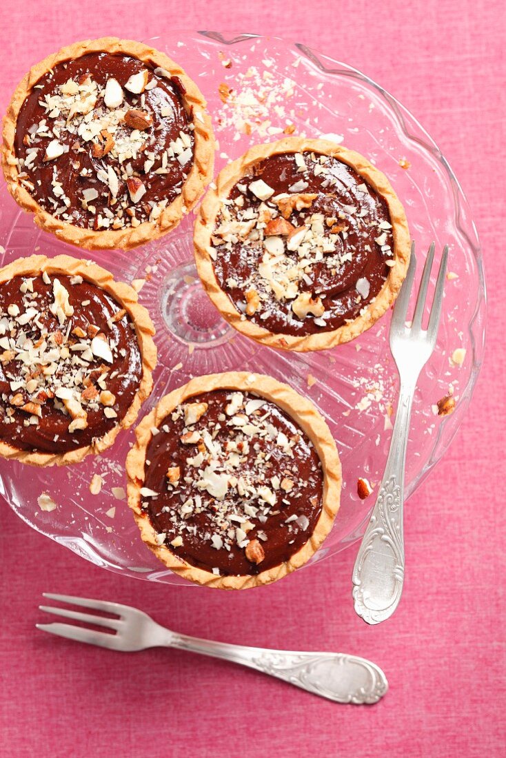 Tartlets with chocolate mousse and nuts