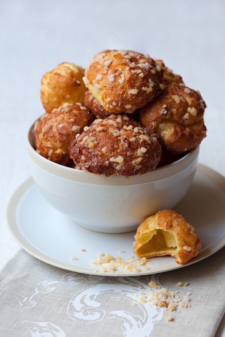 Profiteroles with sugar