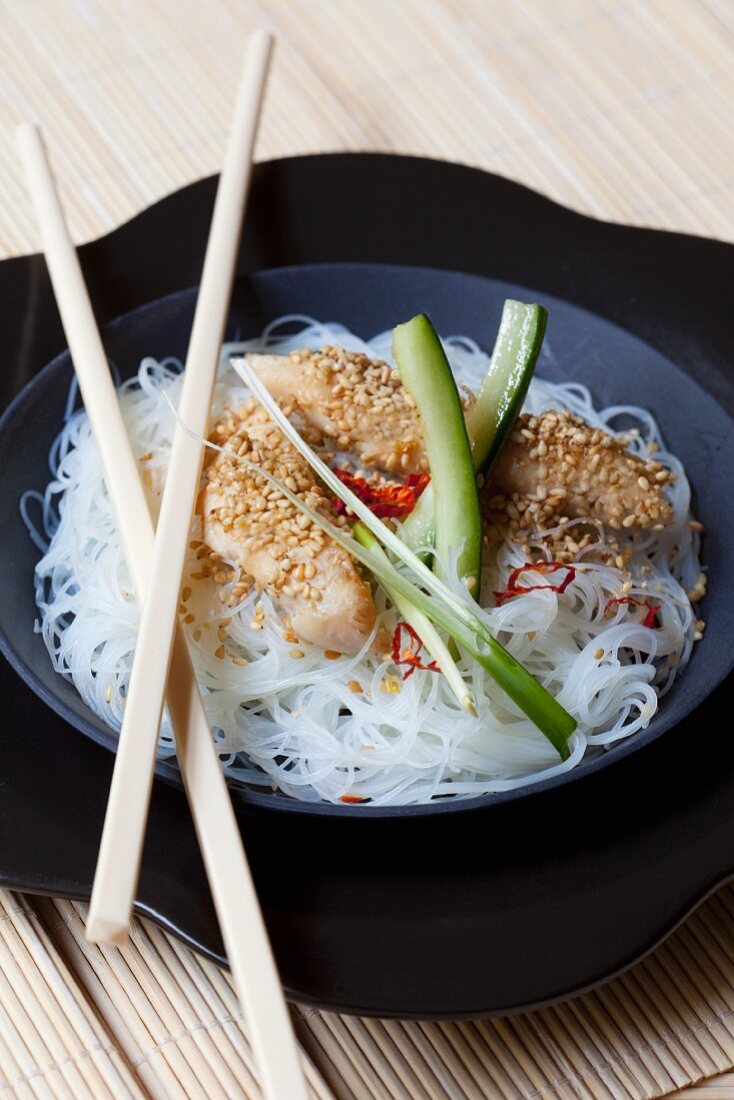 Rice noodles with sesame chicken and spring onions (Asia)