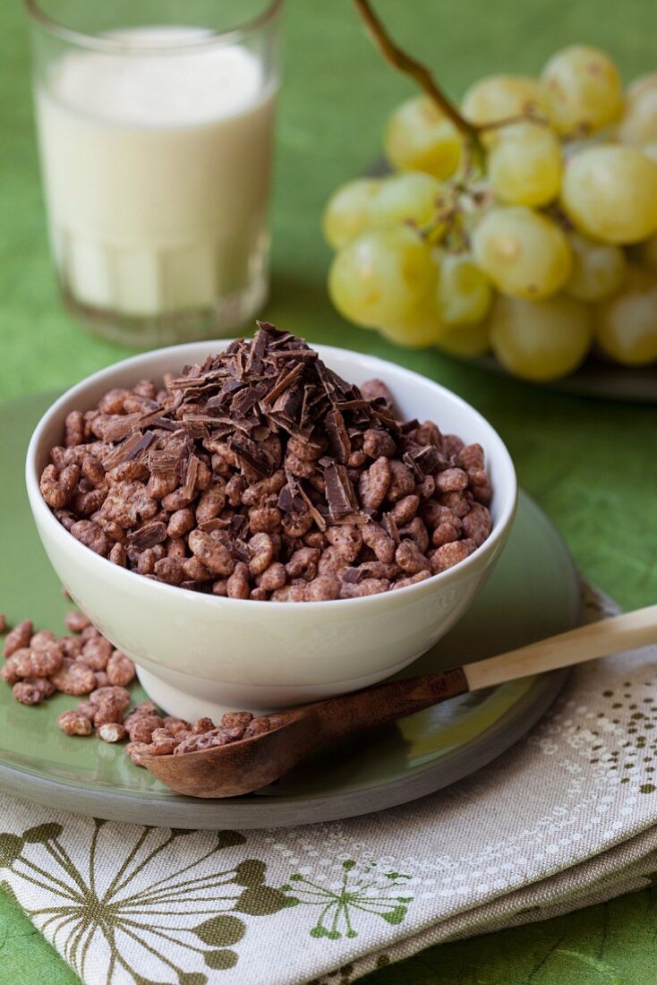 Crisped rice with chocolate, grapes and milk