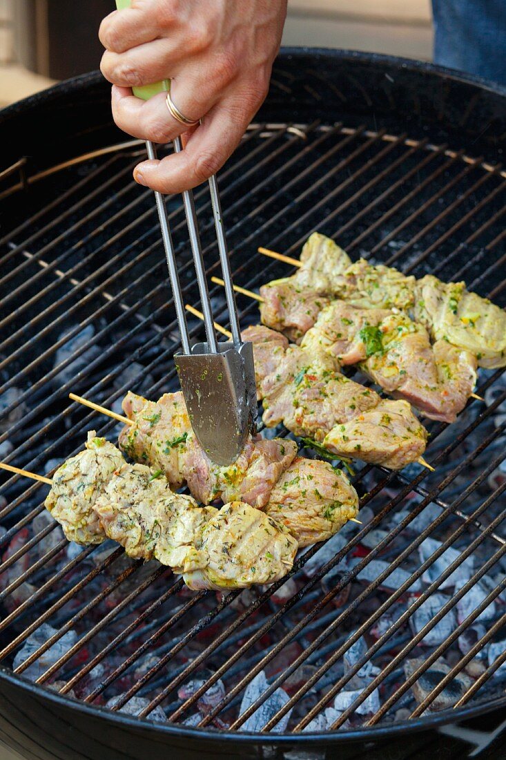 Souvlaki (Schweinefleischspiesse, Griechenland) auf dem Grill