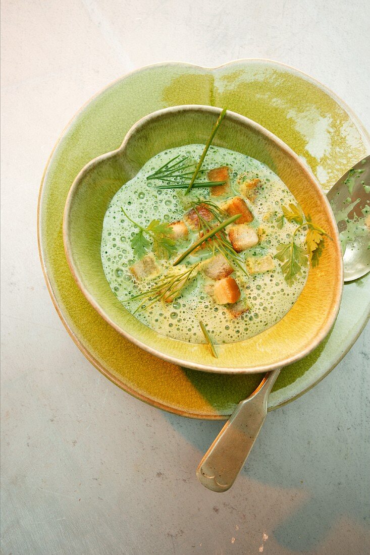 Kräuterschaumsuppe mit Croûtons