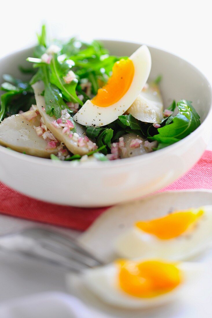 Salat mit Topinambur, Zwiebel und Ei