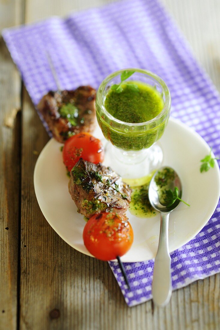 Gegrillter Lamm-Tomaten-Spiess mit Pesto