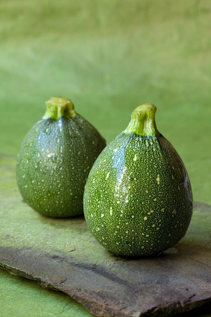 Zwei runde Zucchini