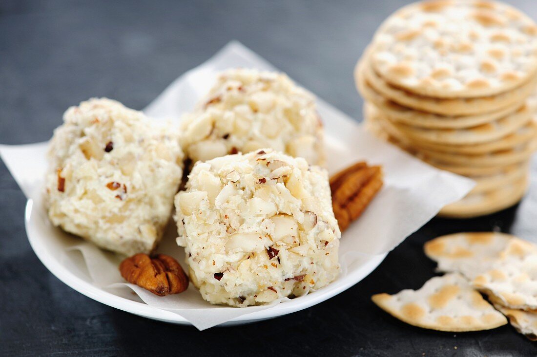 Käsebällchen mit gehackten Pecannüssen und Crackern