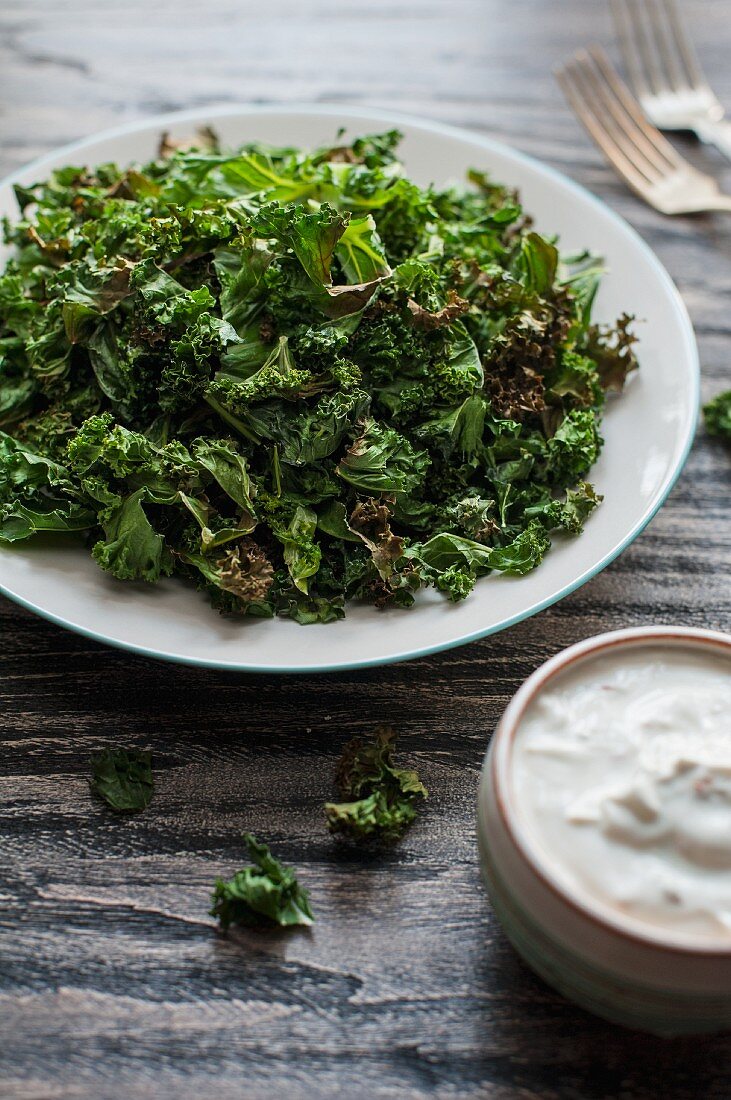 Kale roasted in the oven with yoghurt sauce