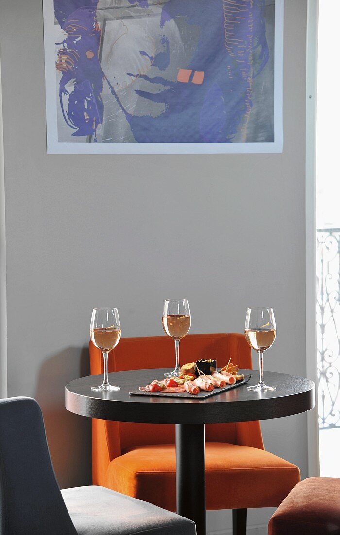 Antipasti und Roseweingläser auf Tisch in einem modernen Restaurant