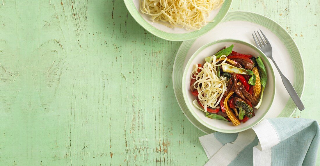 Fried beef with peppers, baby sweetcorn and noodles