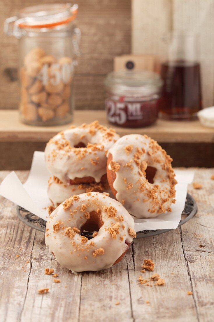 Amarettini doughnuts with sugar glaze