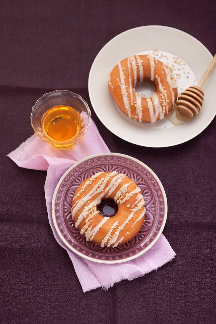 Sesam-Donuts mit Honig