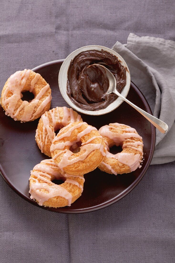 Rotwein-Donuts gefüllt mit Schokoladencreme