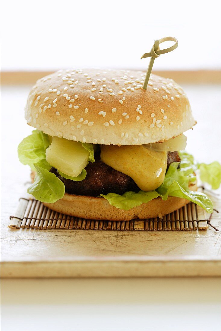 Asian burger with pineapple and curry sauce