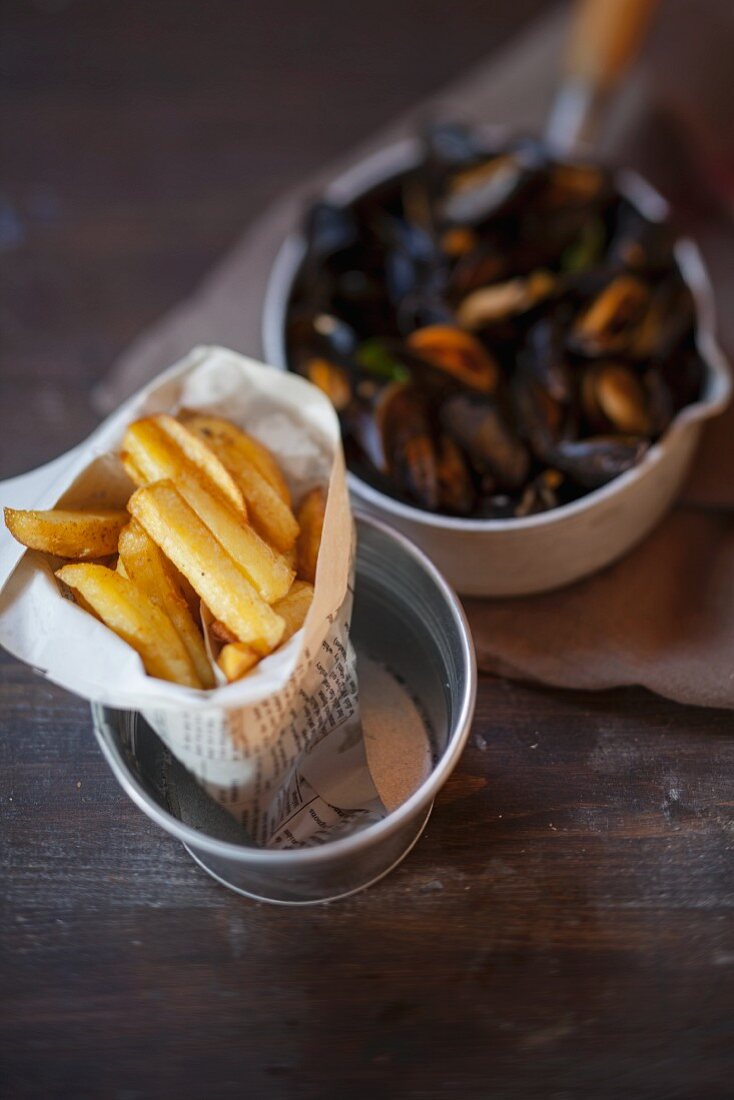 Gedämpfte Miesmuscheln und Pommes Frites