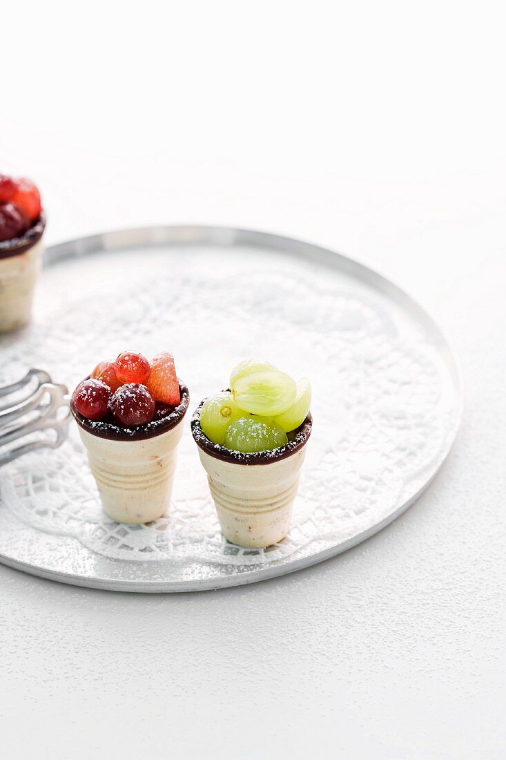 Cup-shaped tartlets filled with zabaglione and grapes
