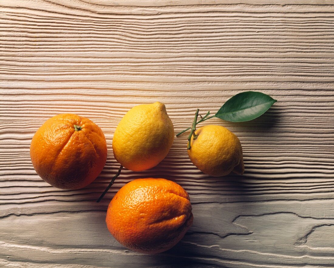 Orangen und Zitronen auf Holzuntergrund
