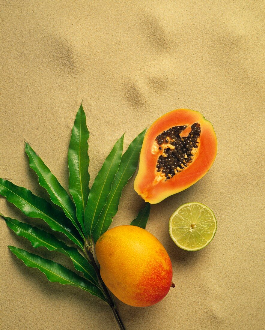 Mango, halbe Papaya und Limette