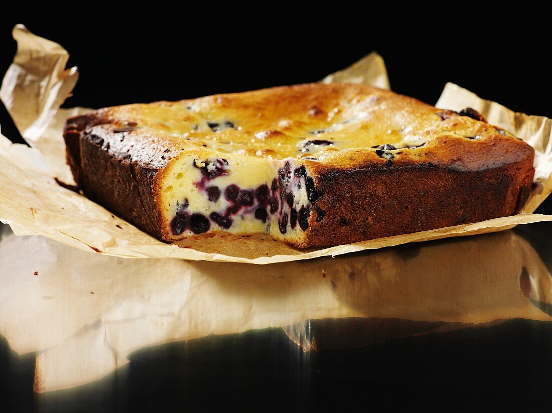 Weisser Schokoladenkuchen mit Heidelbeeren