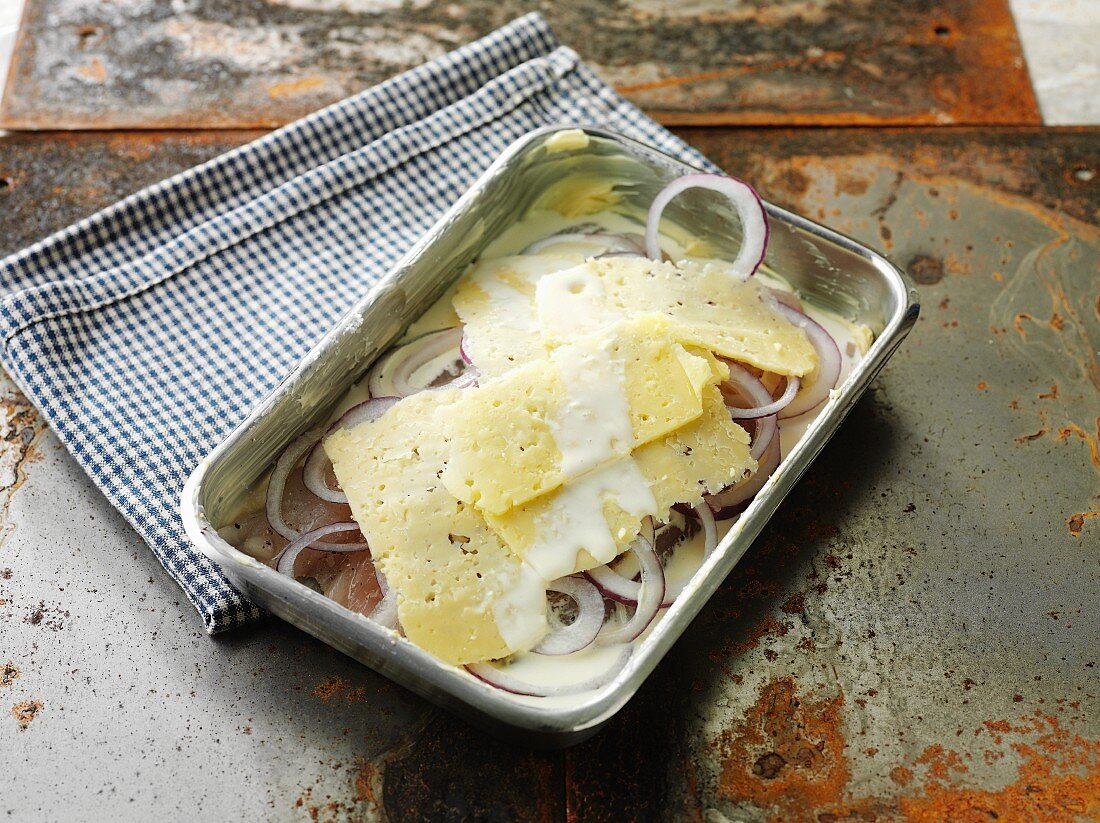 Fish bake with cheese and onions (Sweden)
