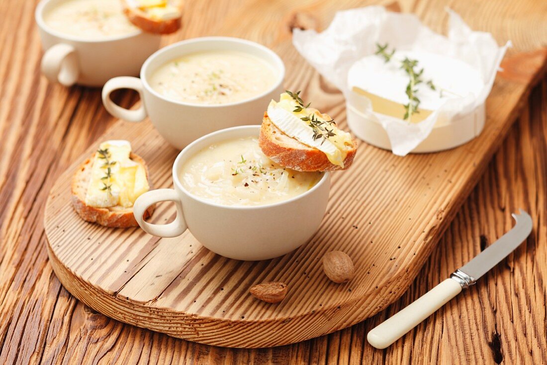 Creamy onion soup, served with slices of baguette topped with Camembert