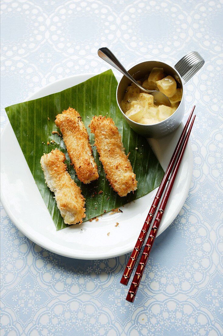 Fischstäbchen mit Kokospanade (Asien)