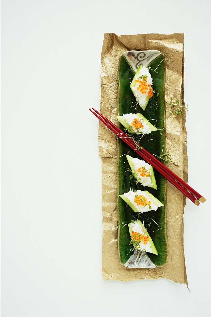 Gurkensushi mit Kaviar auf Servierplatte (Aufsicht)