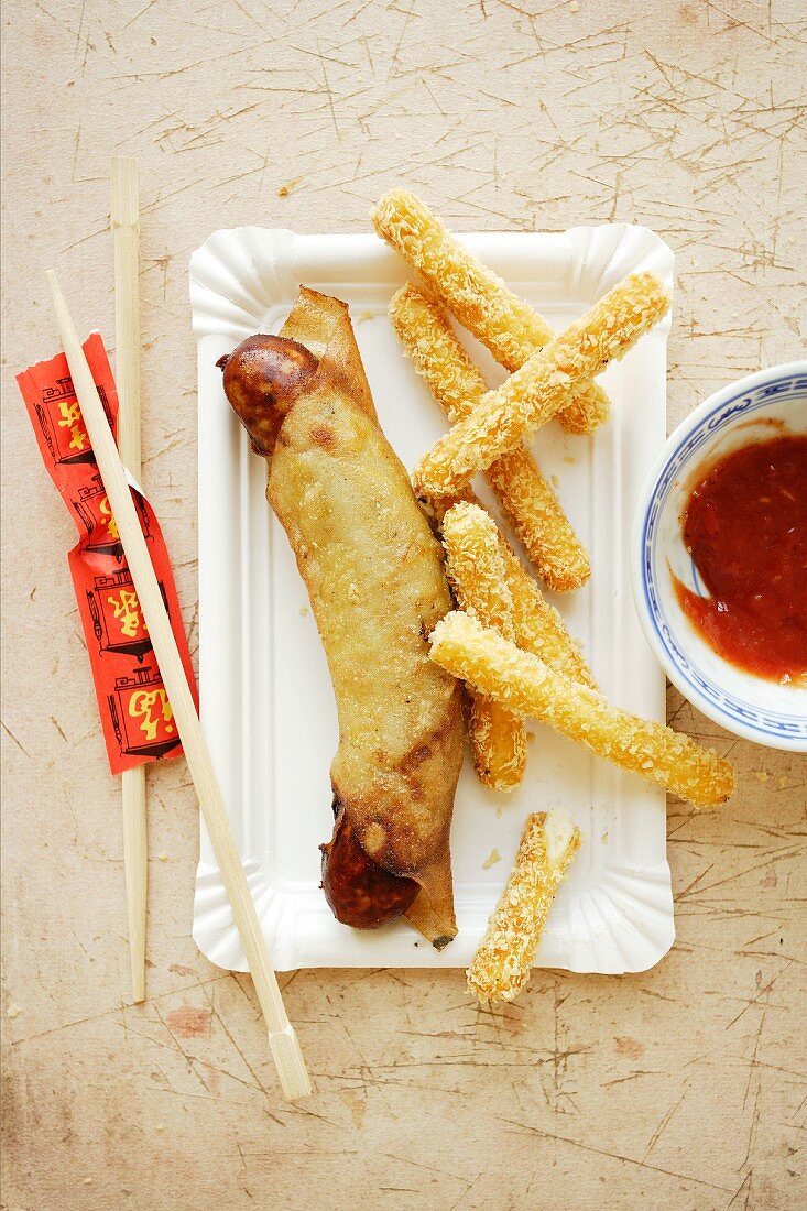 Currywurst im Reispapiermantel mit Tofu-Pommes