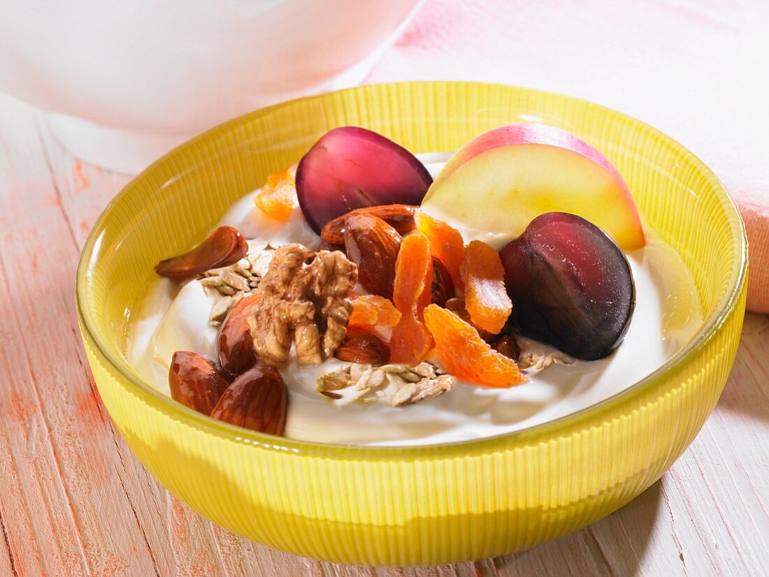 Quark muesli with fruits and nuts