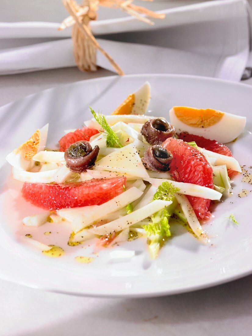 Gemüsesalat mit Grapefruit, Sardellen und Ei