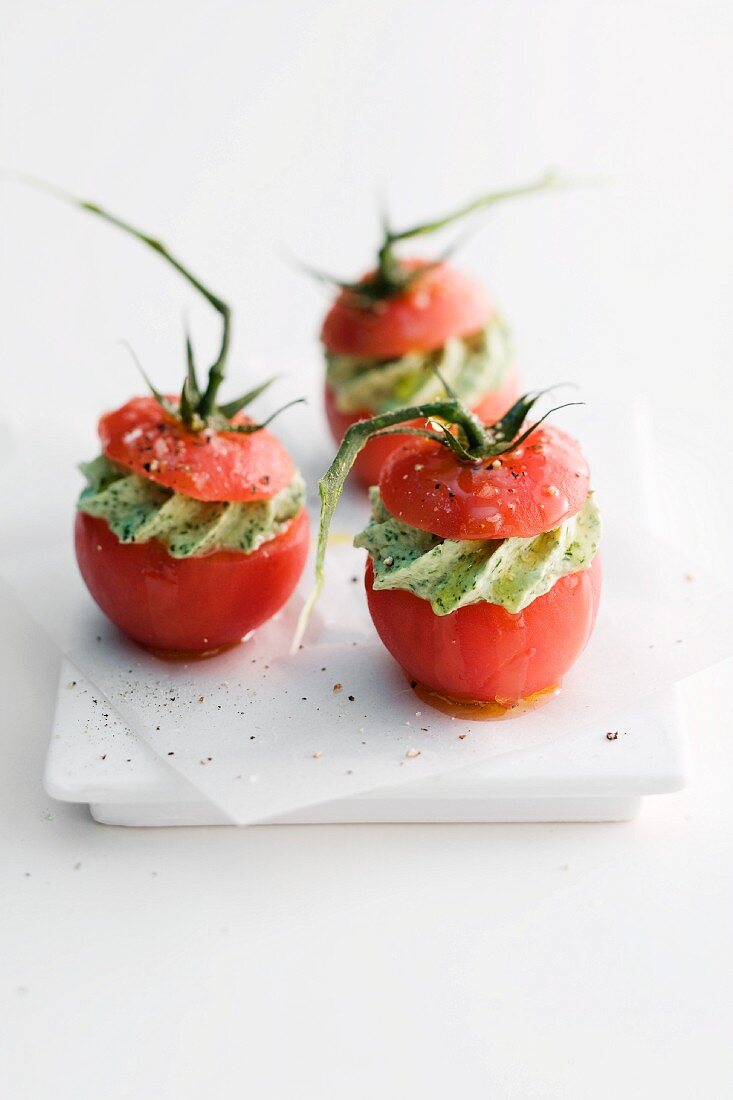 Tomaten mit Pestocreme gefüllt