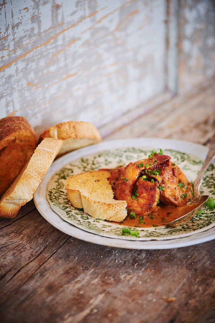 Cajun-Shrimps in einer Mehlschwitze mit Schnittlauch und knusprigem Brot