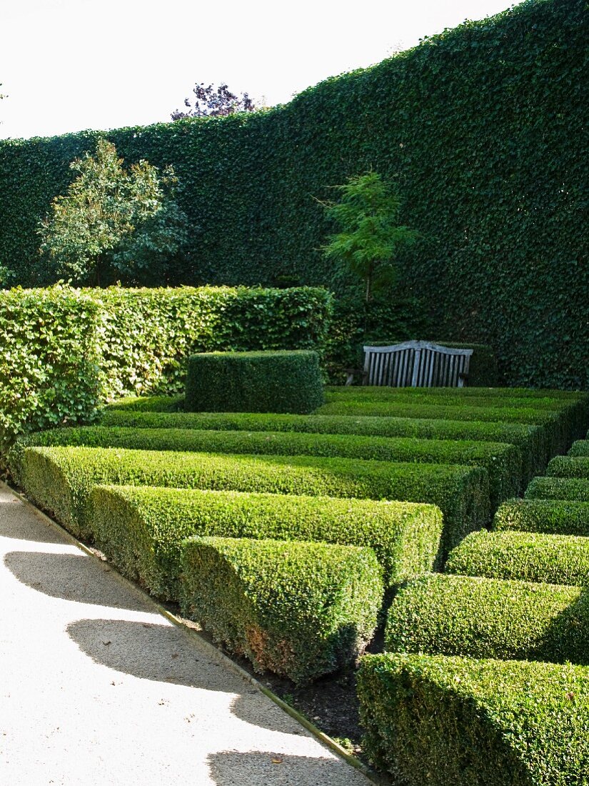 Gartenanlage mit formgeschnittenen Hecken & Buchspflanzen