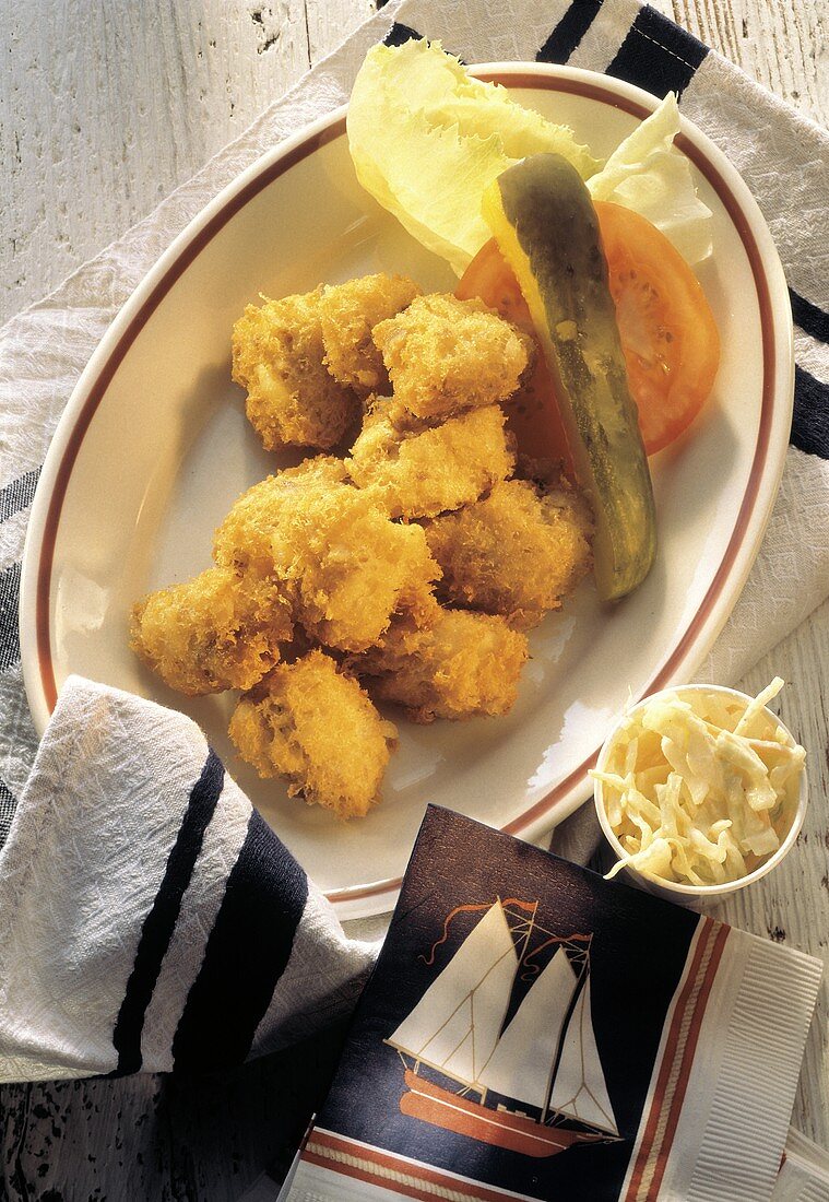 Fritierte Fischbällchen mit Essiggurke, Tomatenscheibe