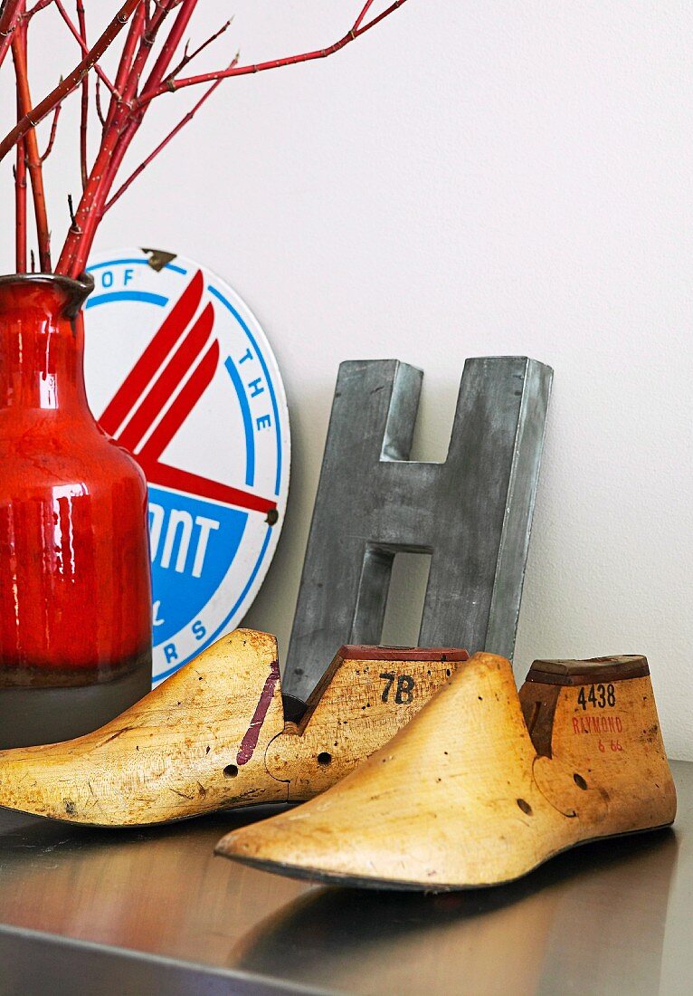 Vintage Schuhspanner aus Holz und Deko-Buchstabe
