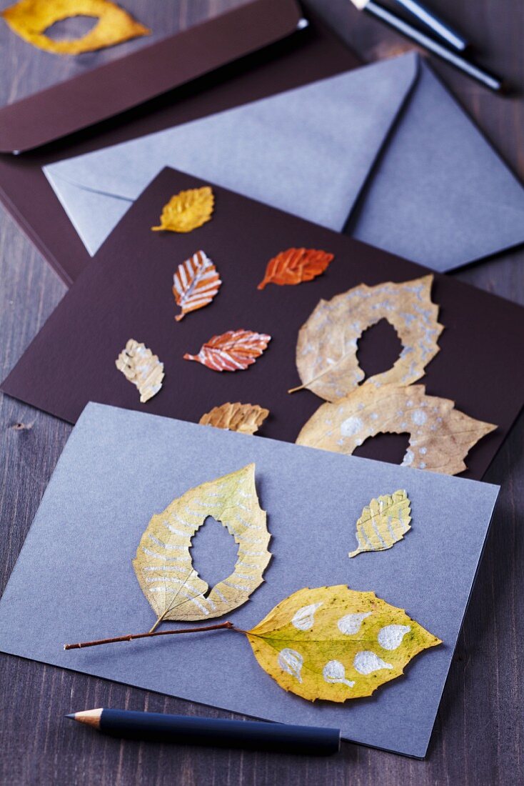 Einladungskarten verziert mit bemalten Herbstblättern