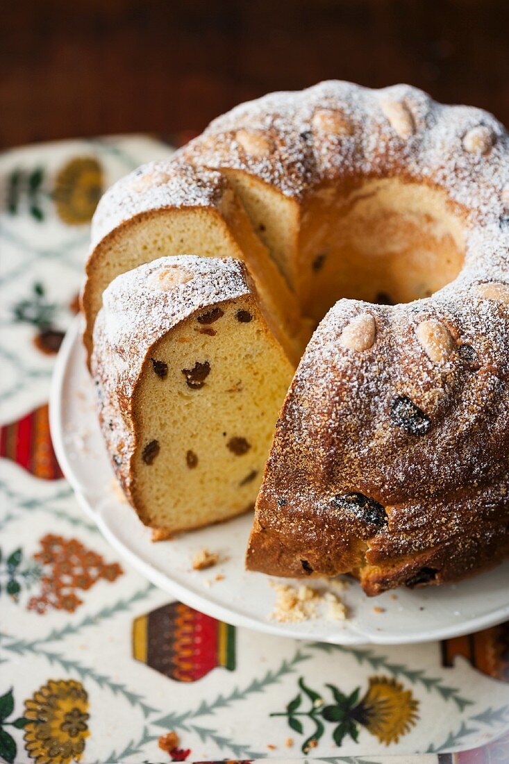 Gugelhupf mit Rosinen und Mandeln, angeschnitten