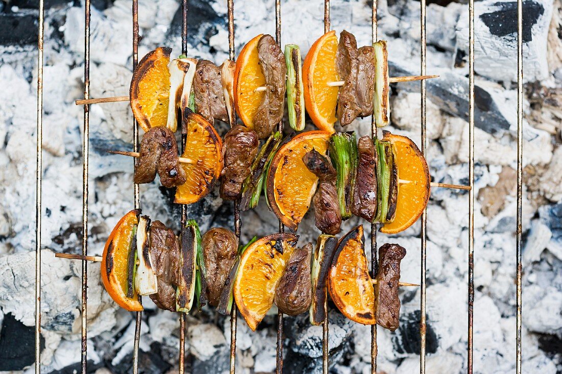 Barbecued beef kebabs with oranges