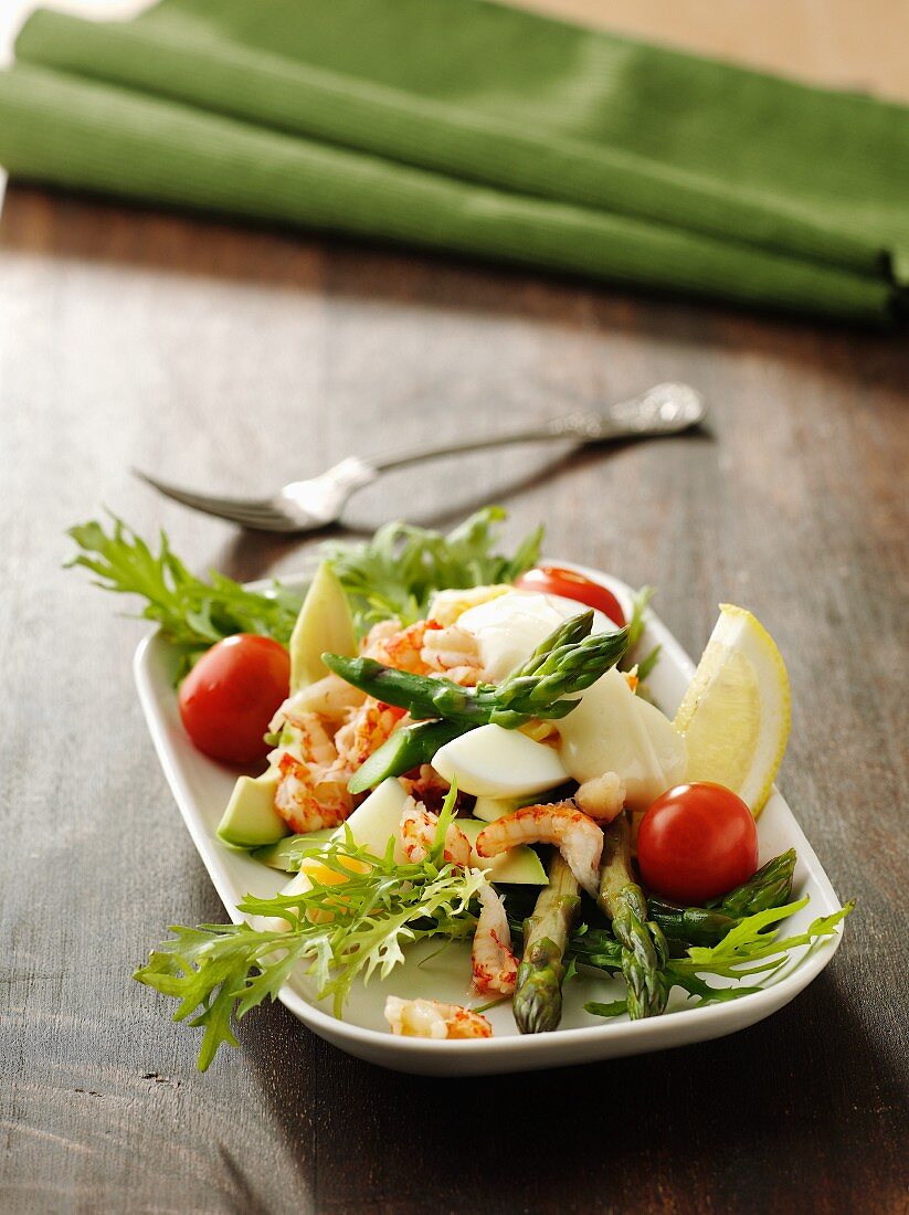 Spargelsalat mit Ei, Garnelen und Mayonnaise