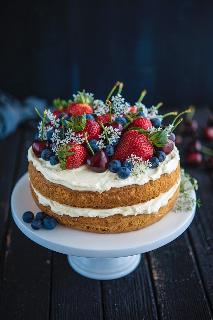 Sponge cake with cream and berries