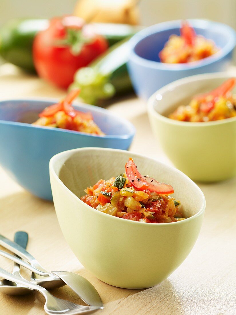 Zucchini-Tomaten-Relish in mehreren Schälchen