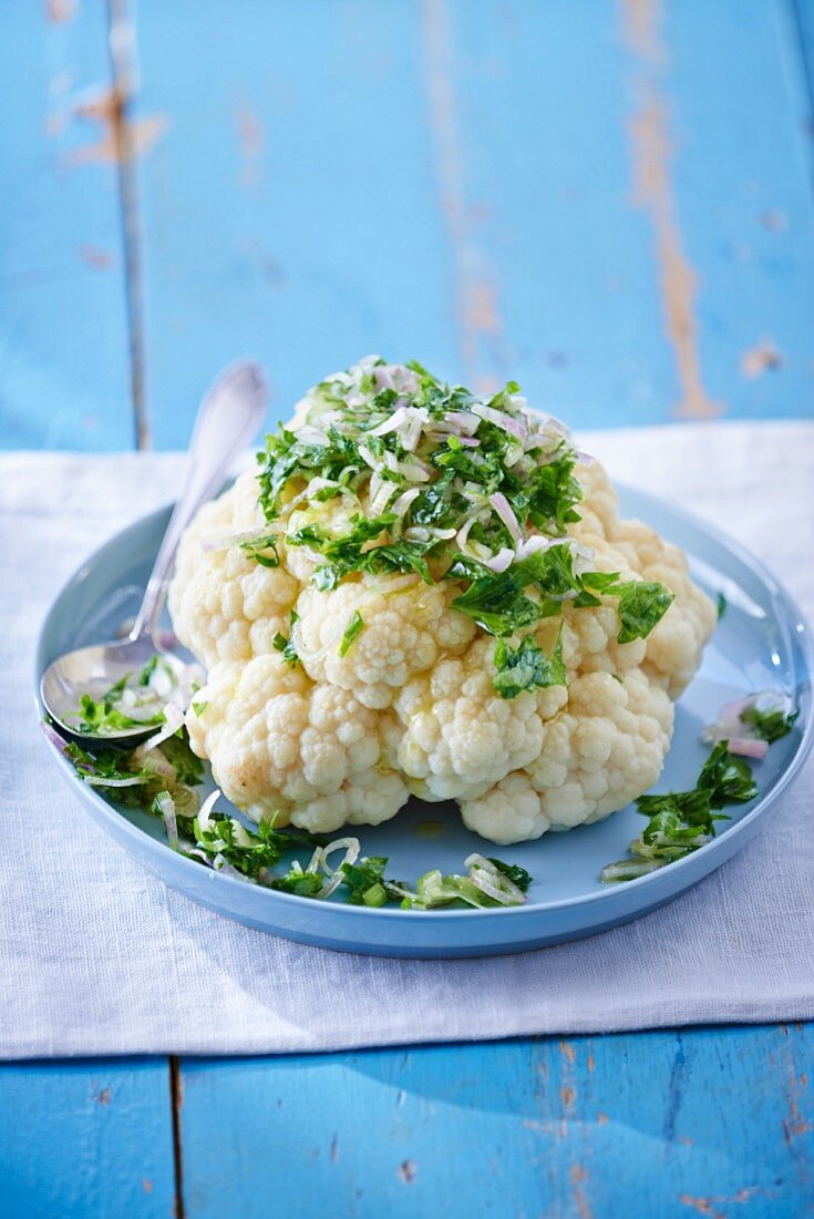 Blumenkohl mit Petersilie und Zwiebeln