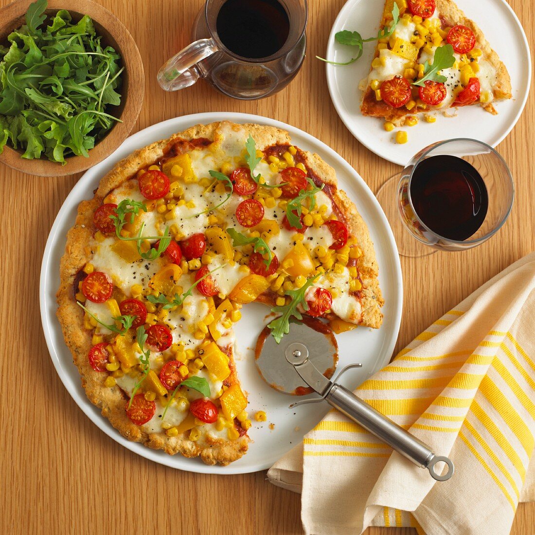 Gemüsepizza mit Paprika, Mais & Tomaten (Aufsicht)