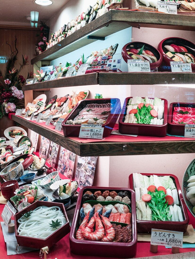 Verschiedene Lebensmittel im Verkauf, Tokio