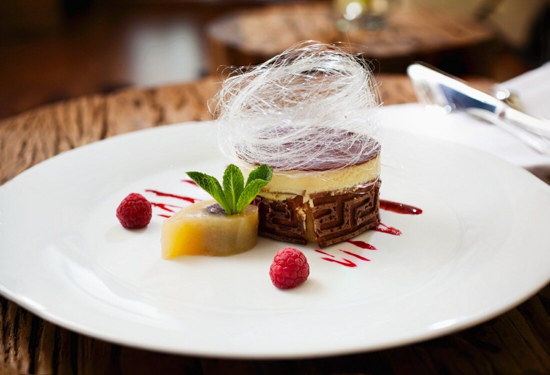 Zitronensouffle mit Birne und Himbeeren im Restaurant